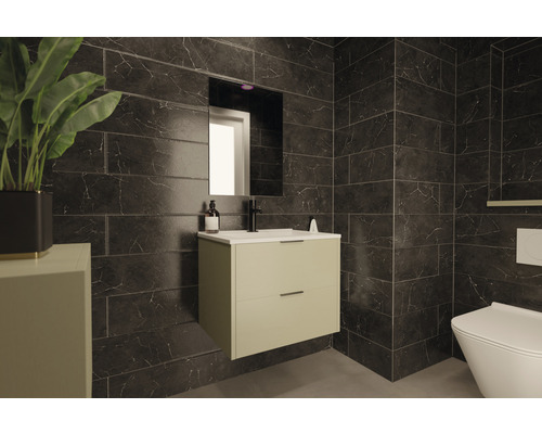 Modernt badrum med tvättställsskåp, spegel, toalett och mörka plattor