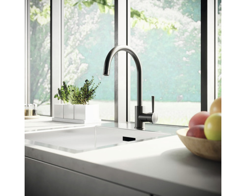 Diskho med blandare framför ett fönster