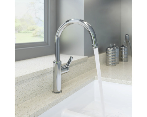 Köksblandare i metall med rinnande vatten