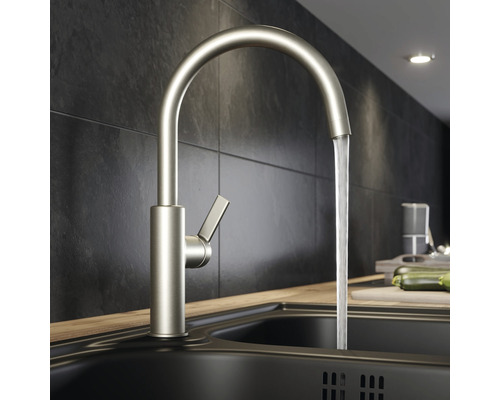 Köksblandare med hög pip och rinnande vatten