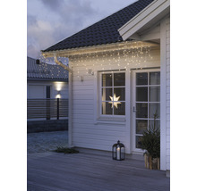 Dekorerat hus med ljusslinga, stjärna och lykta