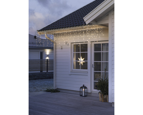 Dekorerat hus med ljusslinga, stjärna och lykta