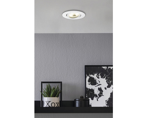 Takmonterad spotlight i ett modernt rum med minimalistisk inredning