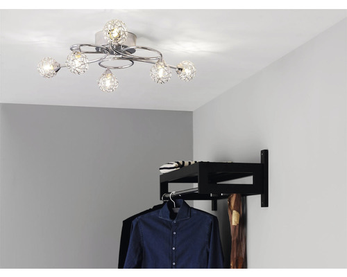 Taklampa med sex lampor i rummet.