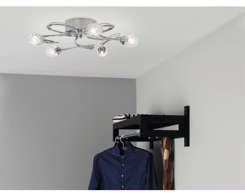 Taklampa med flera ljuspunkter monterade i rummet.