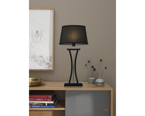 Bordslampa med lampskärm på en skänk