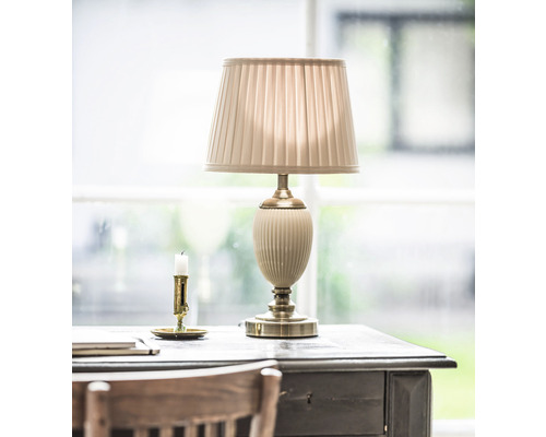 Dekorativ bordslampa med lampskärm på ett skrivbord