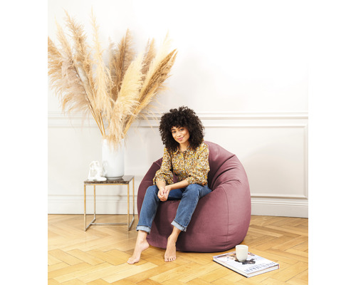 Kvinna sitter på en stol i rummet