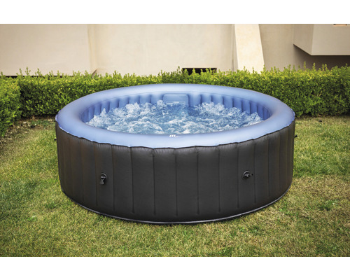 Uppblåsbar bubbelpool på en gräsmatta