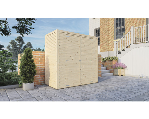 Trädgårdsskåp av trä med dubbeldörr framför ett hus