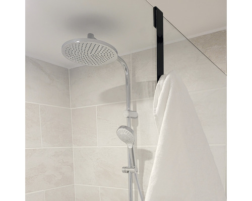 Duschhuvud med handdukshållare i badrummet.