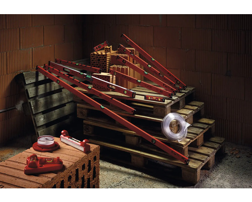 Olika vattenpass på pallar och tegelstenar.