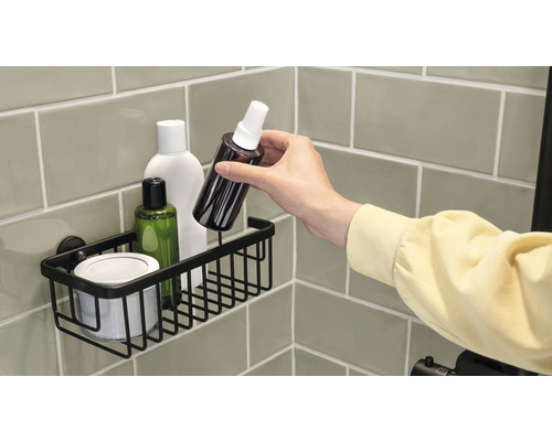 Hörnduschhylla med diverse badrumsprodukter i badrummet