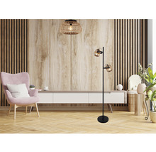 Vardagsrum med fåtölj, byrå och golvlampa