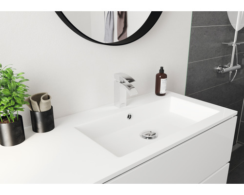 Tvättställ med blandare, spegel och dekoration i badrummet