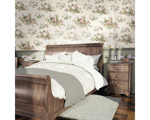 Sovrum med dubbelsäng, sängbord och blommig tapet