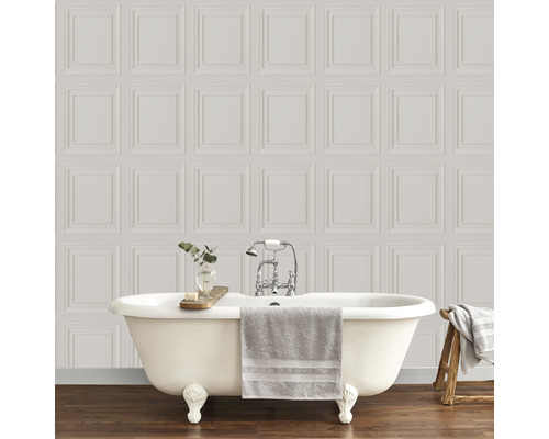 Badrum med badkar framför väggpanelstapet