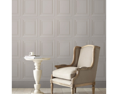 Vardagsrum med panelvägg, fåtölj och sidobord