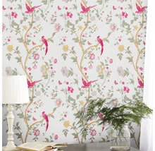 Rumsöversikt med blommönstrad tapet, inklusive fågelmotiv