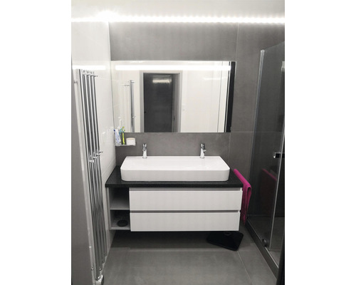 Badrum med dubbla handfat, spegel och handdukstork