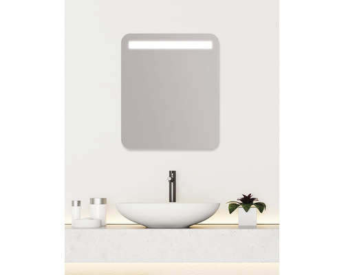 Modernt badrum med belyst spegel, handfat och blandare.