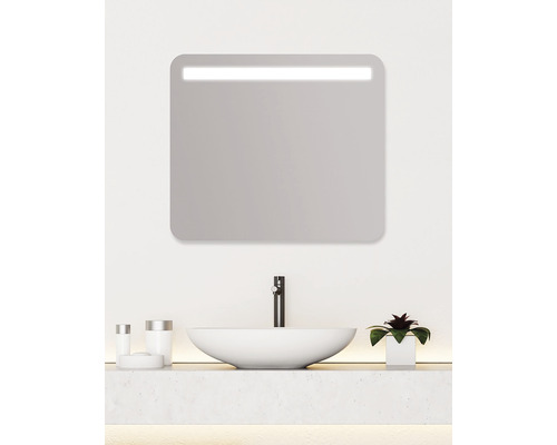 Modernt badrum med spegel, handfat och kran