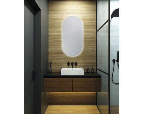 Modernt badrum med tvättställ, spegel med belysning och dusch