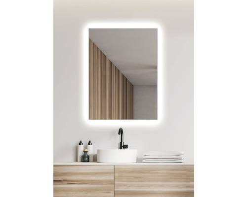 Badrum med belyst spegel, handfat och förvaringsutrymme