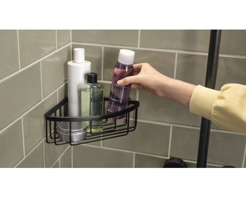 Hörnshylla i metall med duschtillbehör i badrummet