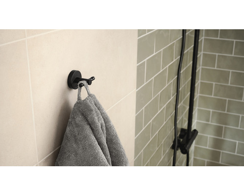 Dubbel krok med handduk på väggen i badrummet