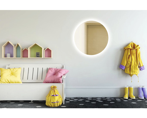 Ljus hall med bänk, vägghyllor i husform, rund spegel, regnjacka och gummistövlar