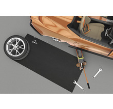 Scen med domkraft, däck, verktyg och underlagsmatta