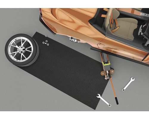 Scen med domkraft, däck, verktyg och underlagsmatta