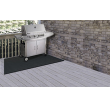 Scen med en gasolgrill på en skyddsmatta på en träterrass.