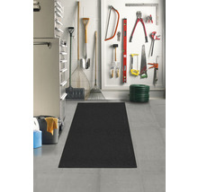 Verkstad med verktygstavla och golvmatta