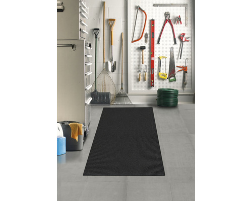 Verkstad med verktygstavla och golvmatta