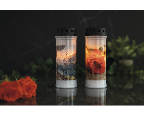 Två gravljus med olika motiv