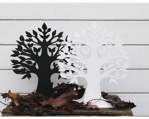 Dekorativa trädfigurer i trä på träbräda med löv