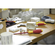 Foto av installationsmaterial och verktyg på ett bord.