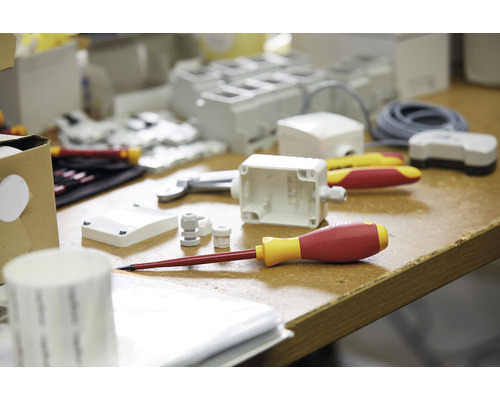 Foto av installationsmaterial och verktyg på ett bord.