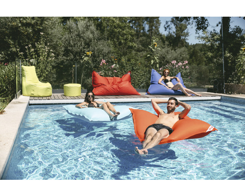 Scen med pool och människor på flytande kuddar, kompletterat med sittsäckar utomhus.