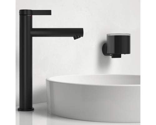 Tvättställsblandare och tvåldispenser i ett modernt badrum