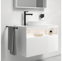 Modernt badrum med vitt tvättställsskåp, tvättställsskål, svart blandare och handdukshållare.