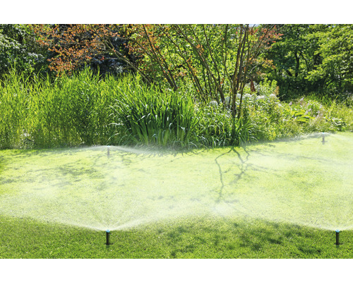 Bevattningssystem med grässpridare i trädgården