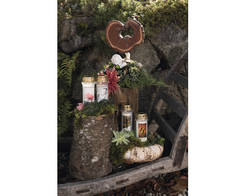 Dekorativa gravljus med blommor och träelement för kyrkogården