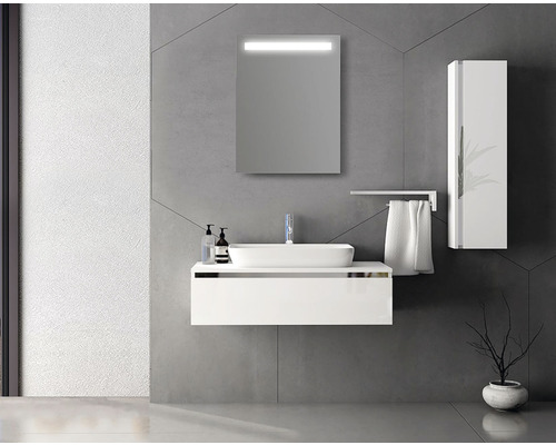 Modernt badrum med tvättställsskåp, spegel, handdukshållare och högskåp