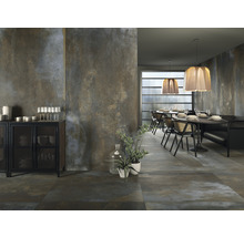 Restaurang med bord, stolar, porslin, skåp och vägg- och golvplattor i rostutseende