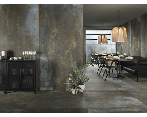 Restaurang med bord, stolar, porslin, skåp och vägg- och golvplattor i rostutseende