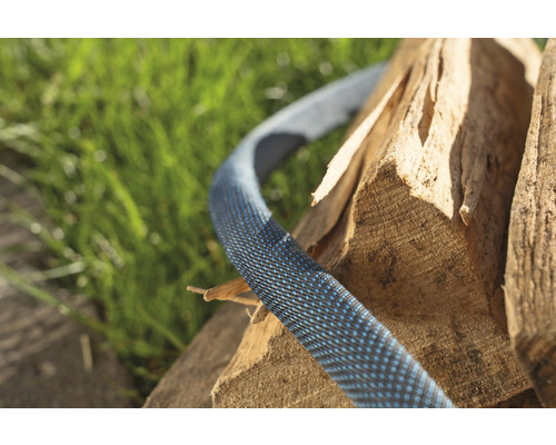 Flexibel vattenslang ligger på trä