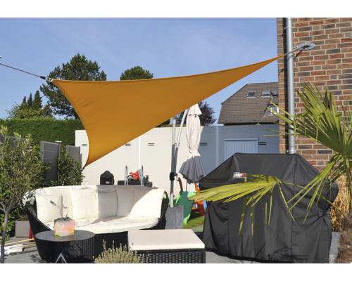 Terrass med solsegel, trädgårdsmöbler och grill